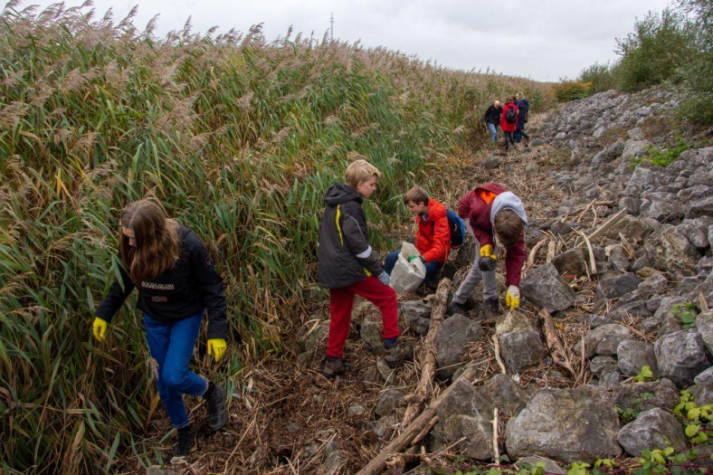 Kinderen ruimen de plastic nurdles op