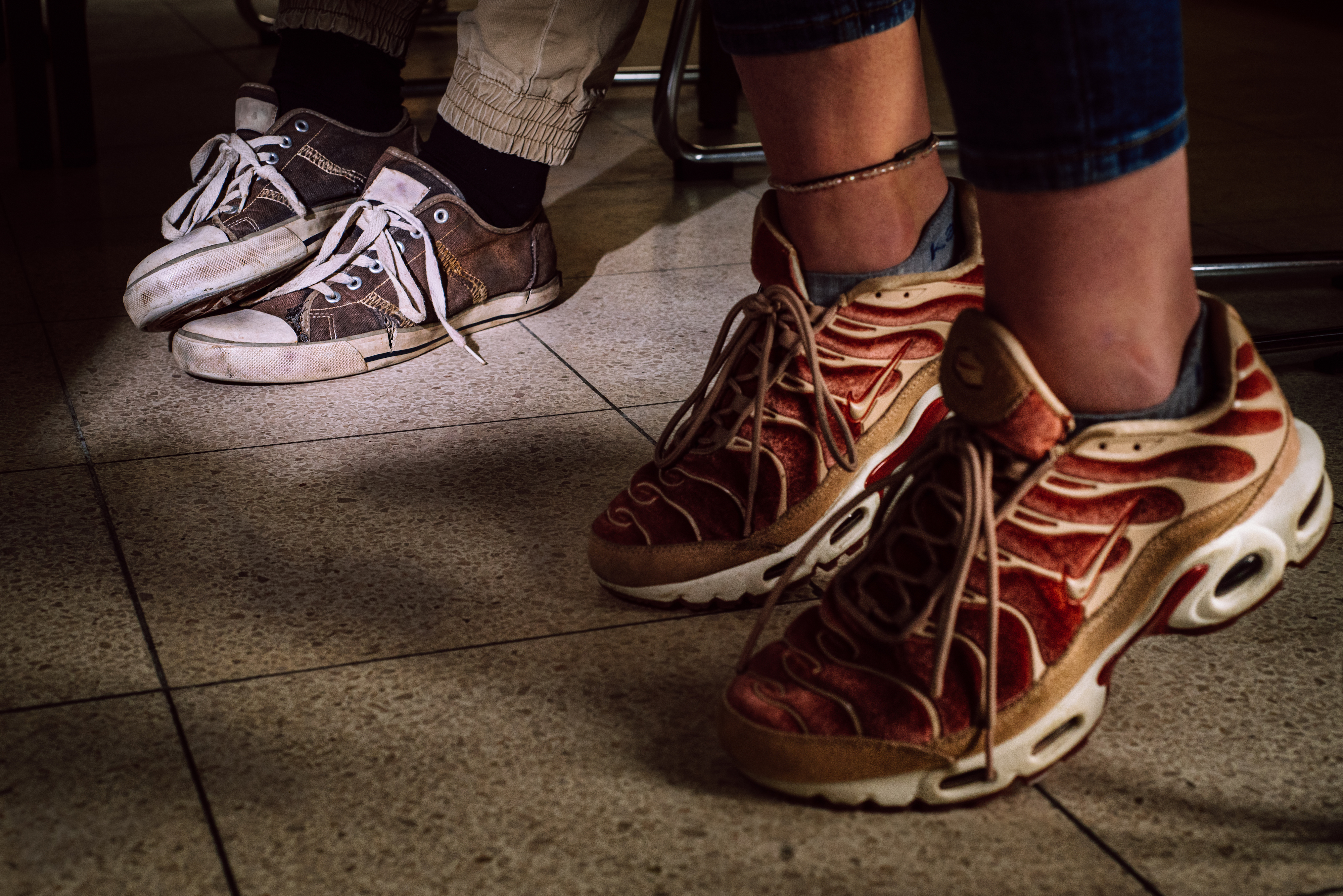 Versleten sportschoenen van jongeren