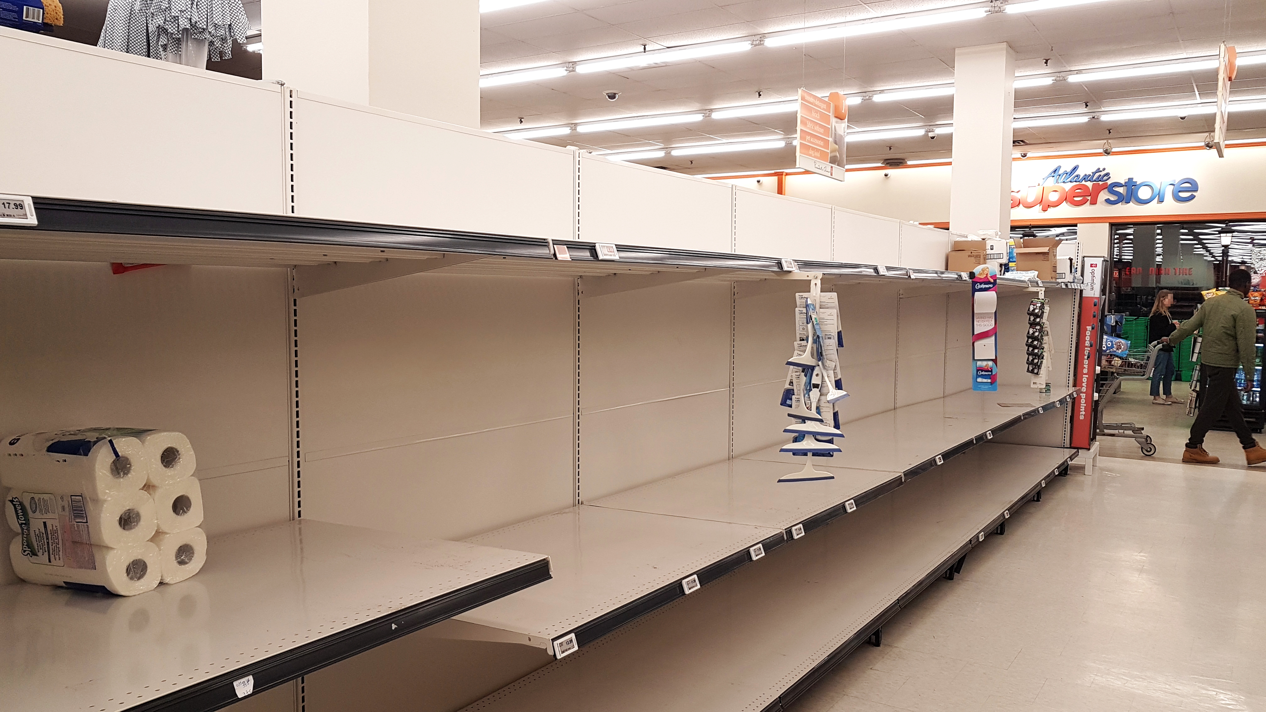 Lege supermarktrekken met nog maar 1 pak toiletpapier
