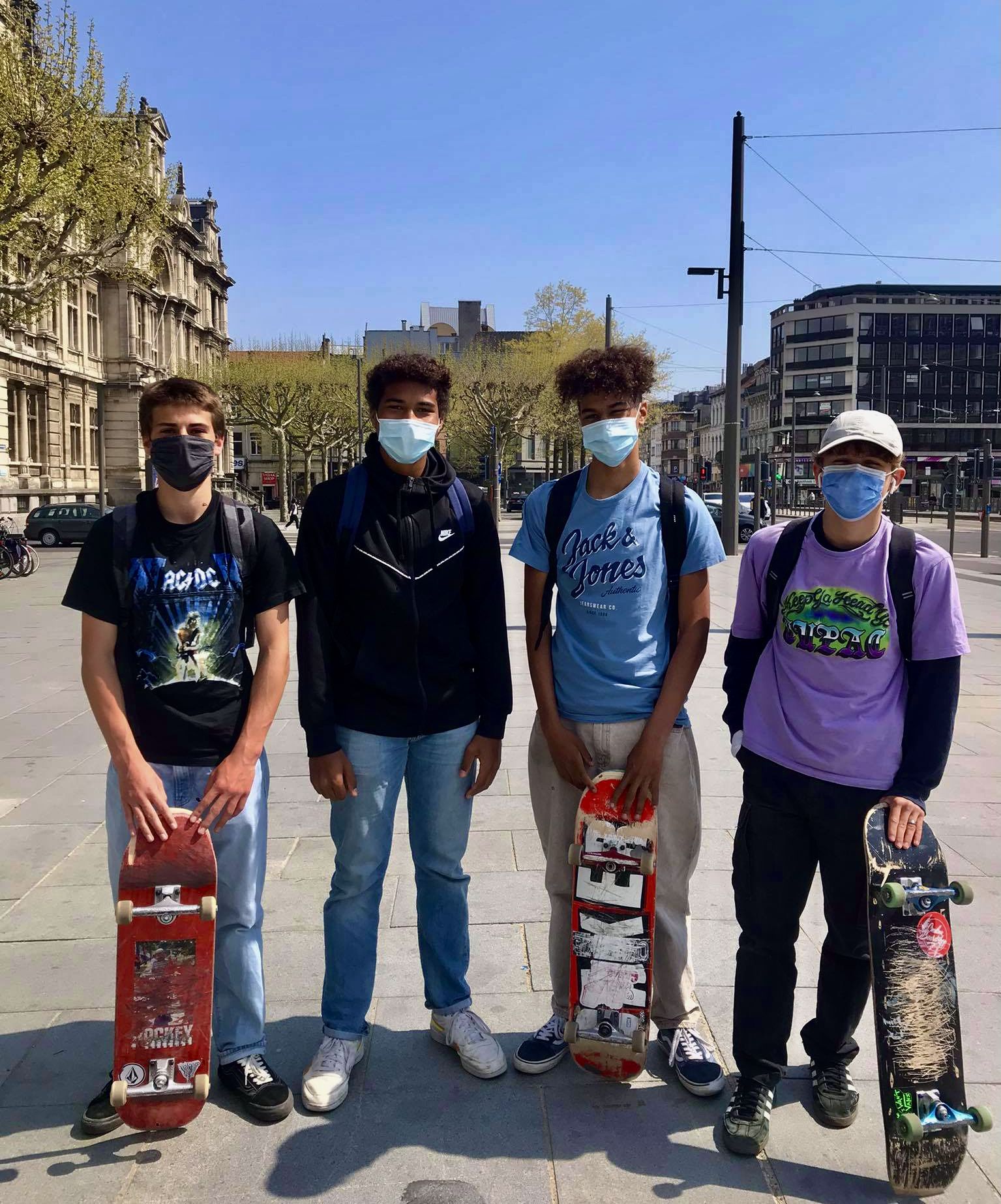 Een groepje skaters op de Rooseveltplaats in Antwerpen 