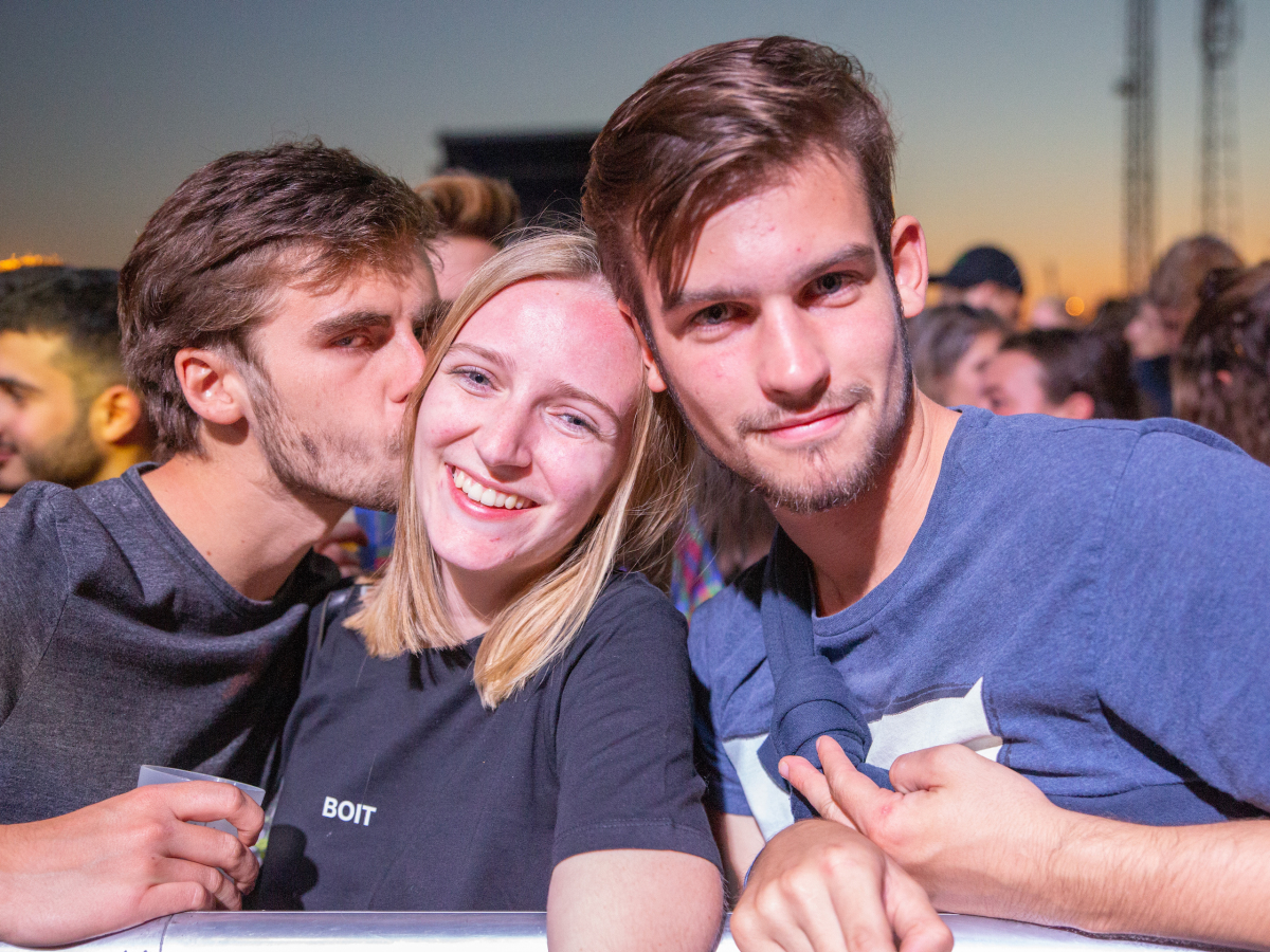 Feestende Jongeren op Studay