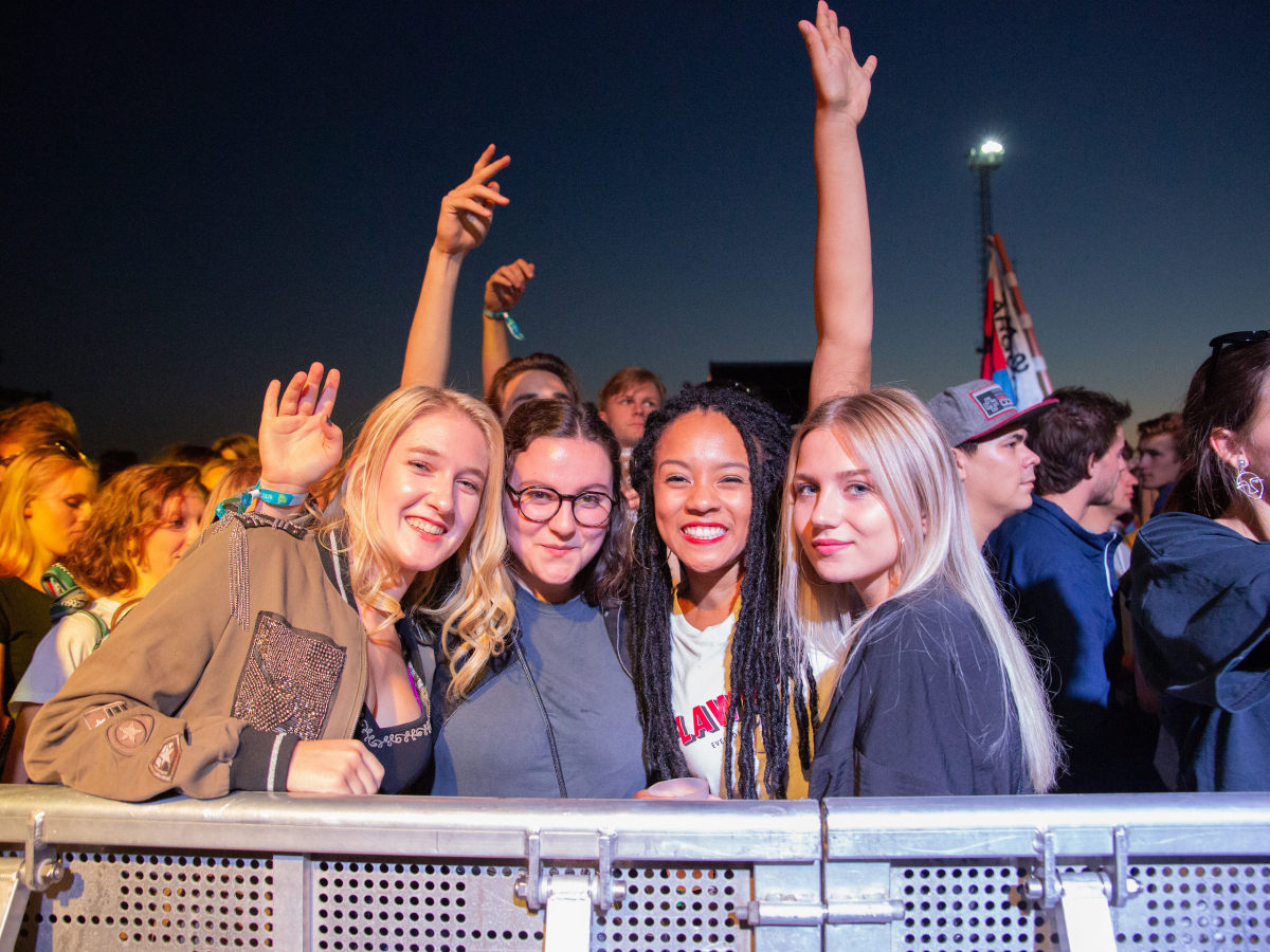 Feestende Jongeren op Studay