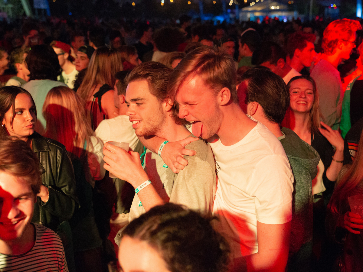 Feestende Jongeren op Studay