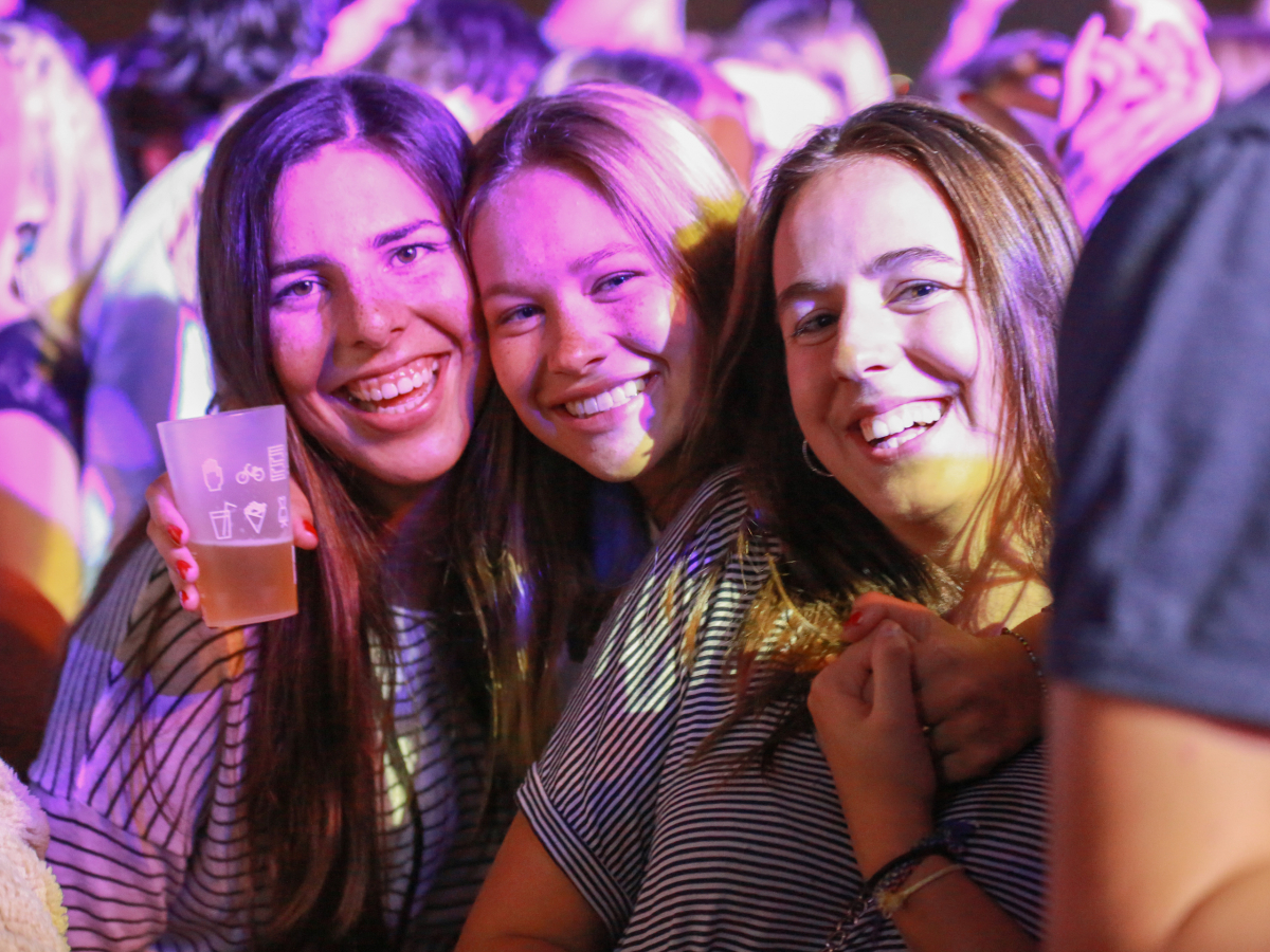Feestende Jongeren op Studay