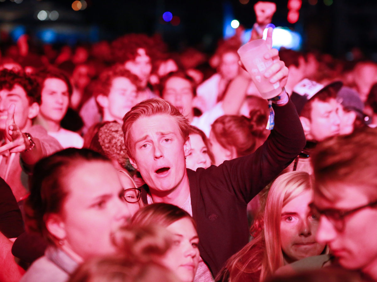 Feestende Jongeren op Studay
