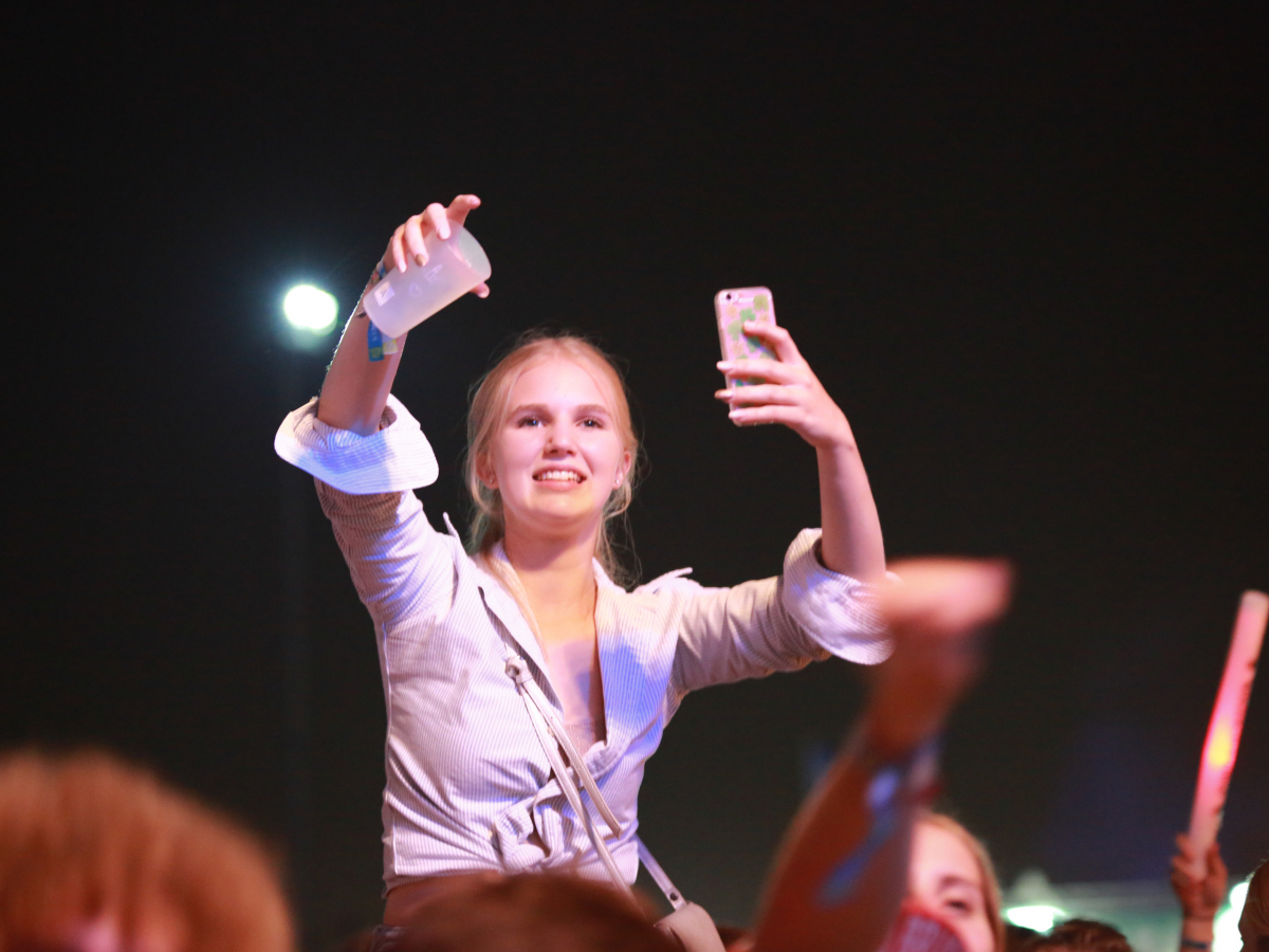 Feestende Jongeren op Studay