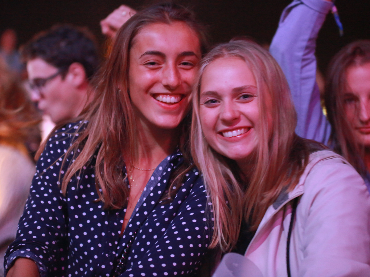 Feestende Jongeren op Studay