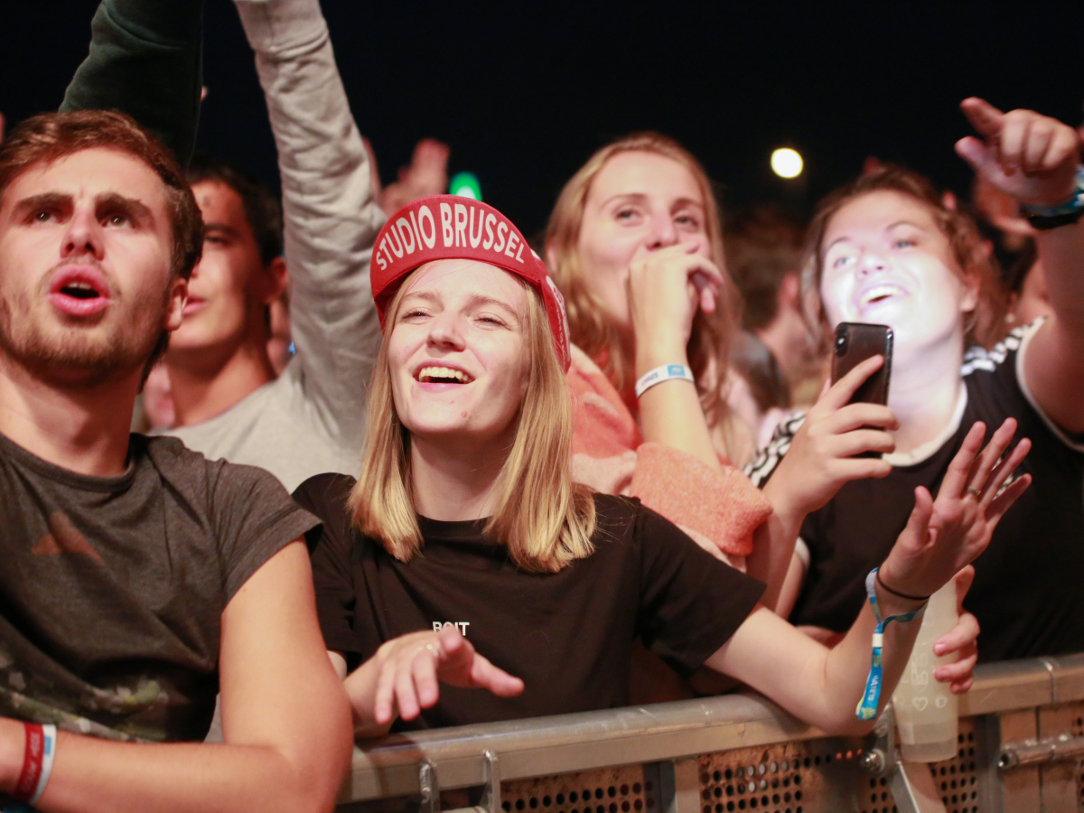 Feestende Jongeren op Studay