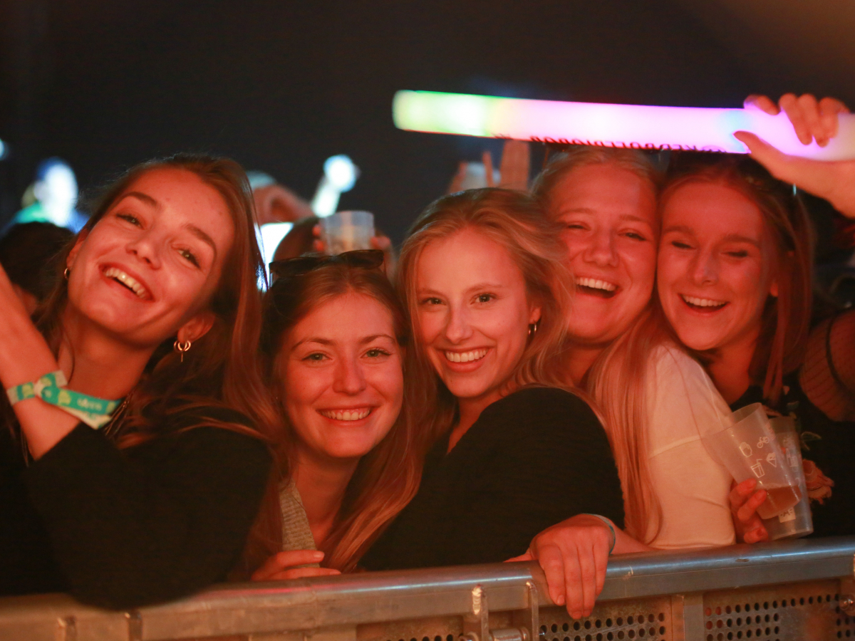Feestende Jongeren op Studay