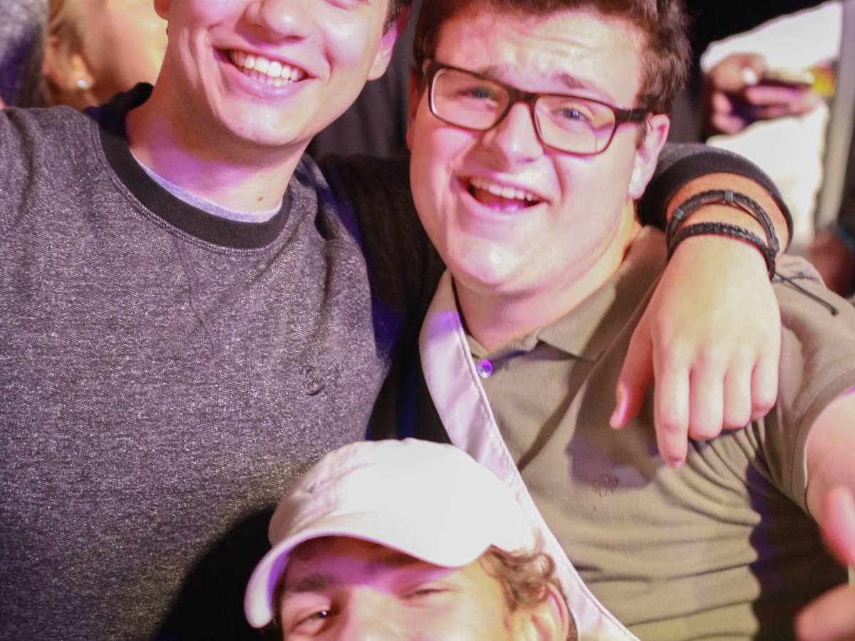 Feestende Jongeren op Studay