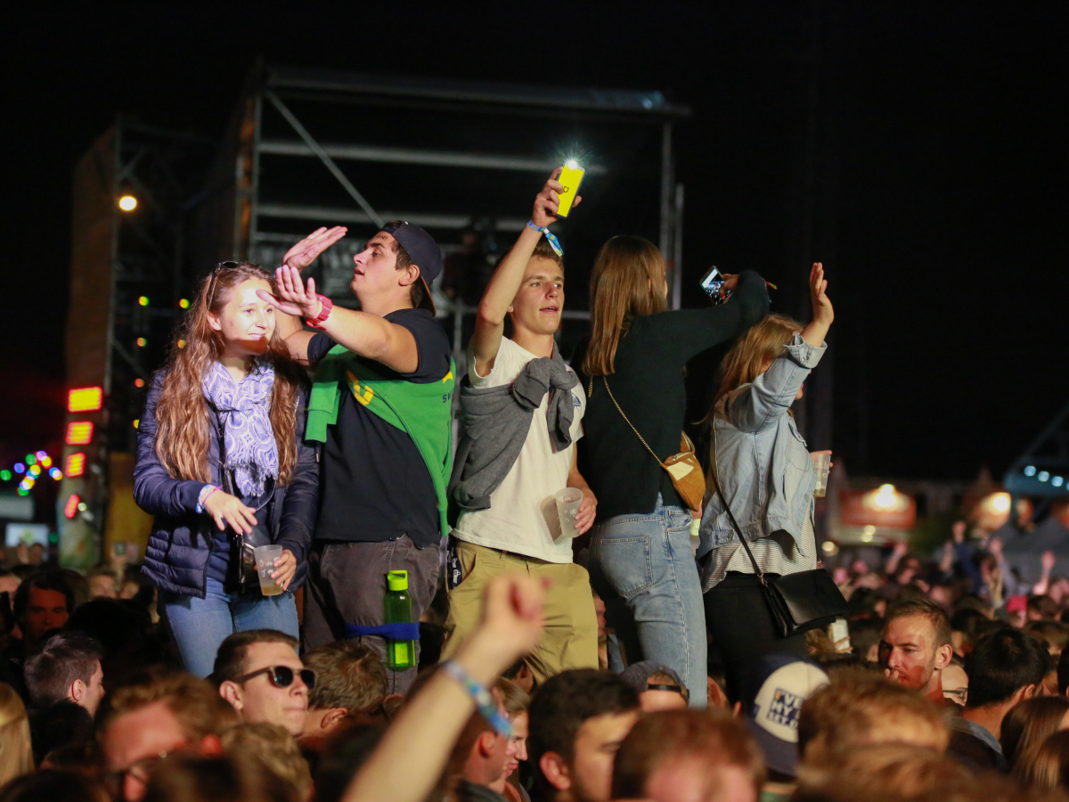 Feestende Jongeren op Studay