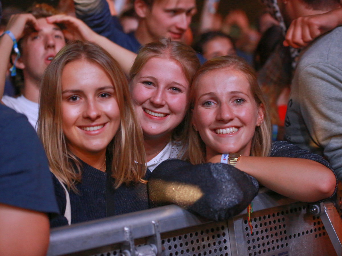 Feestende Jongeren op Studay