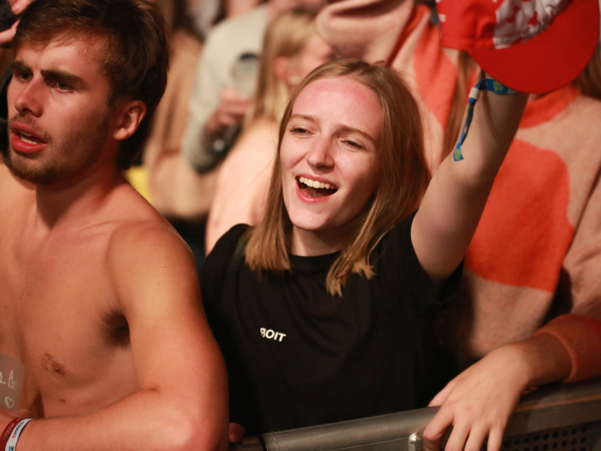 Feestende Jongeren op Studay