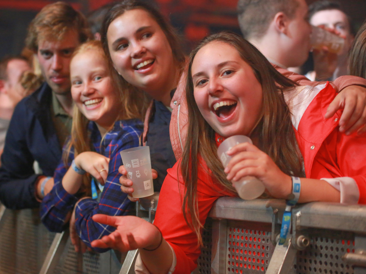 Feestende Jongeren op Studay