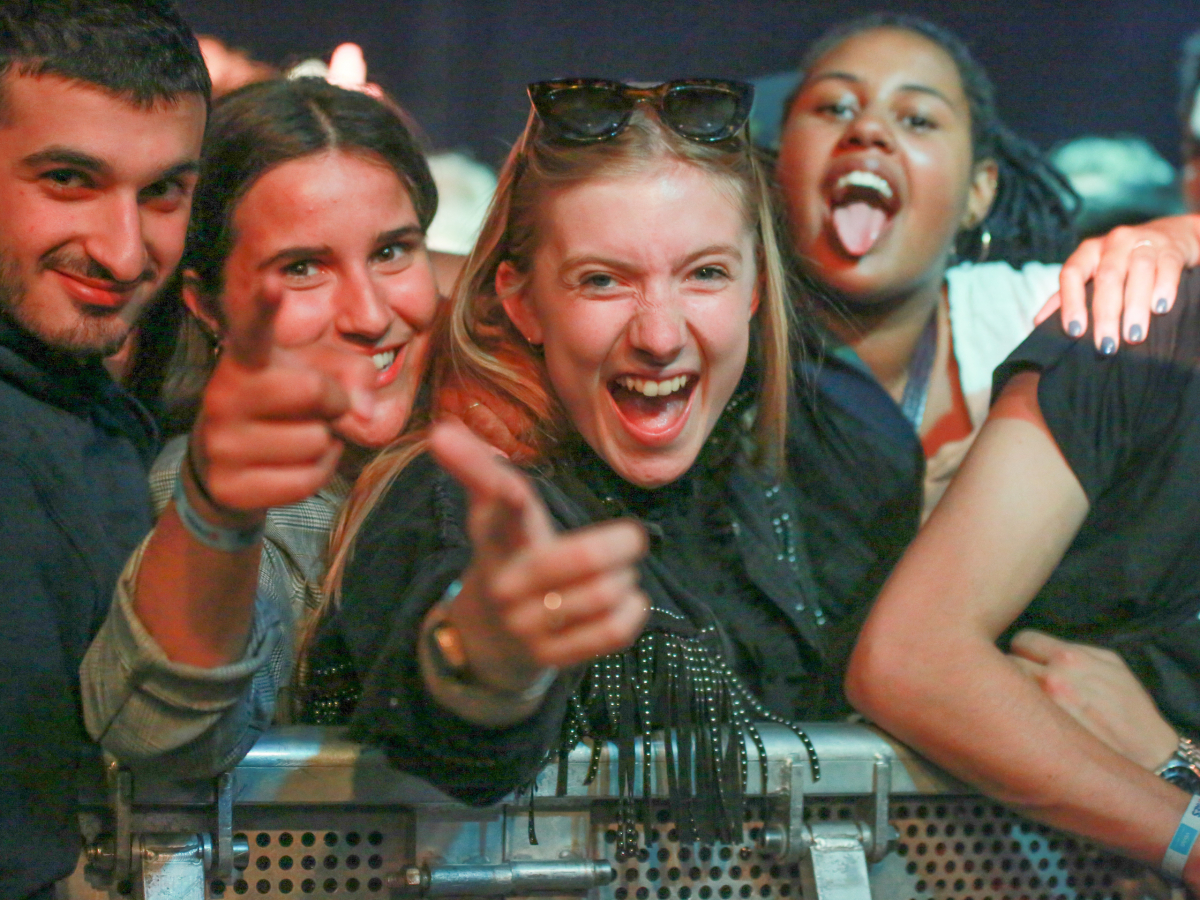 Feestende Jongeren op Studay