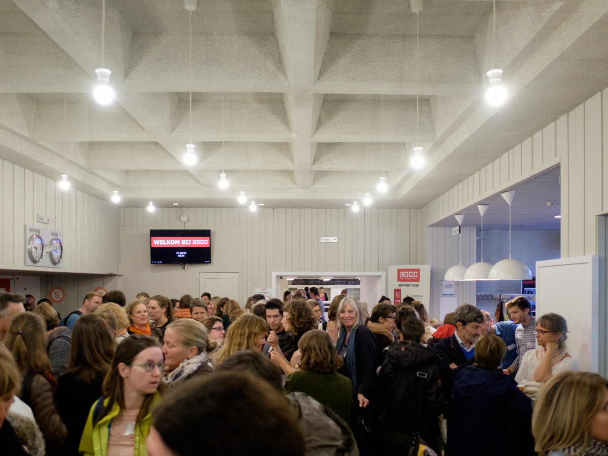 Een zaal vol mensen.