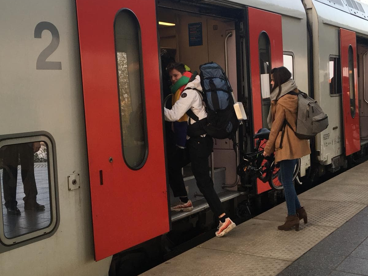 Jongeren stappen de trein op 