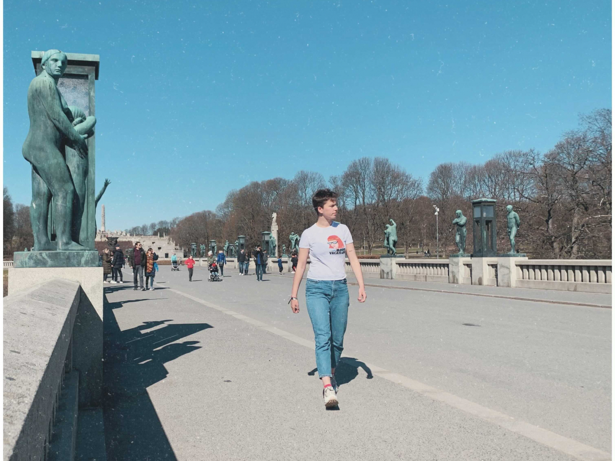 Vrouw wandelt op de promenade