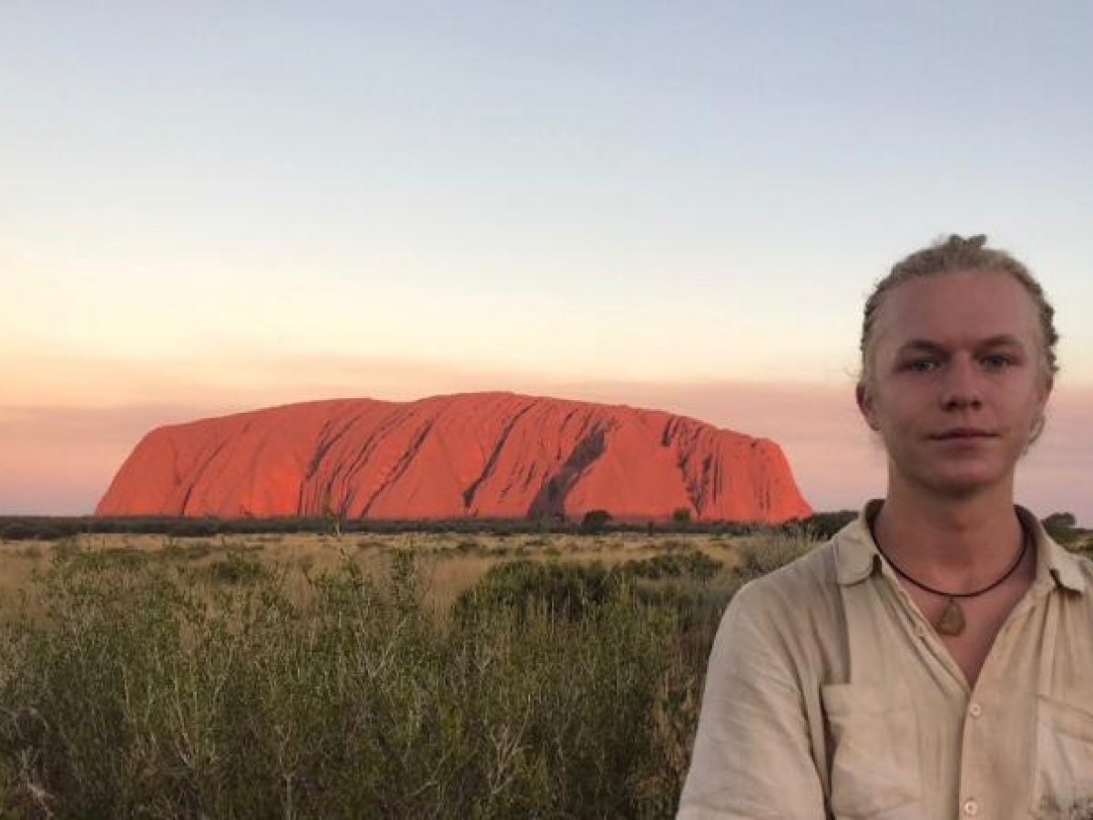 Jongen voor rots in Australië