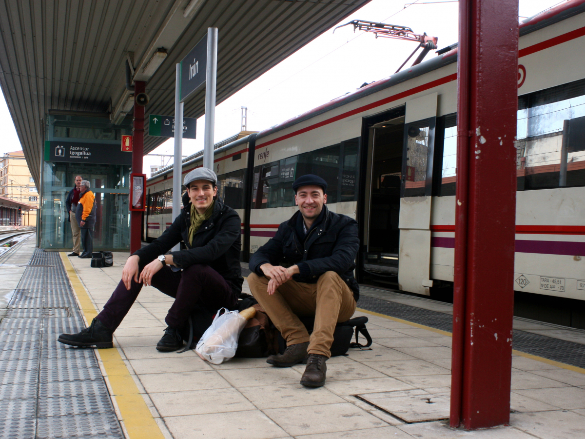 Martin Speer en Vincent-Immanuel Herr in Spanje op het treinperron
