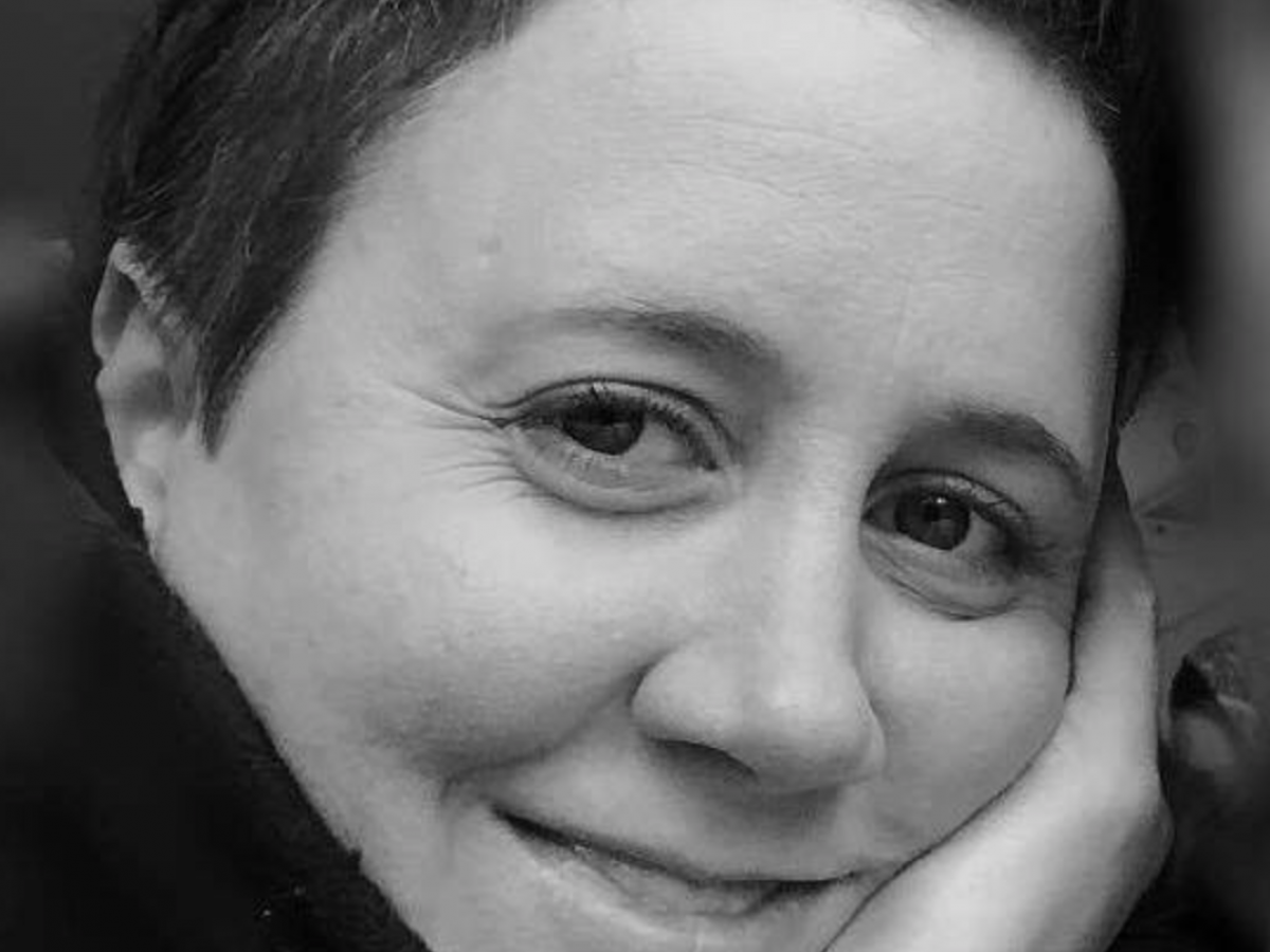 Vrouw kijkt in de lens