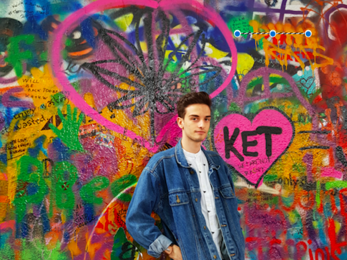 Jongere voor muur met grafitti
