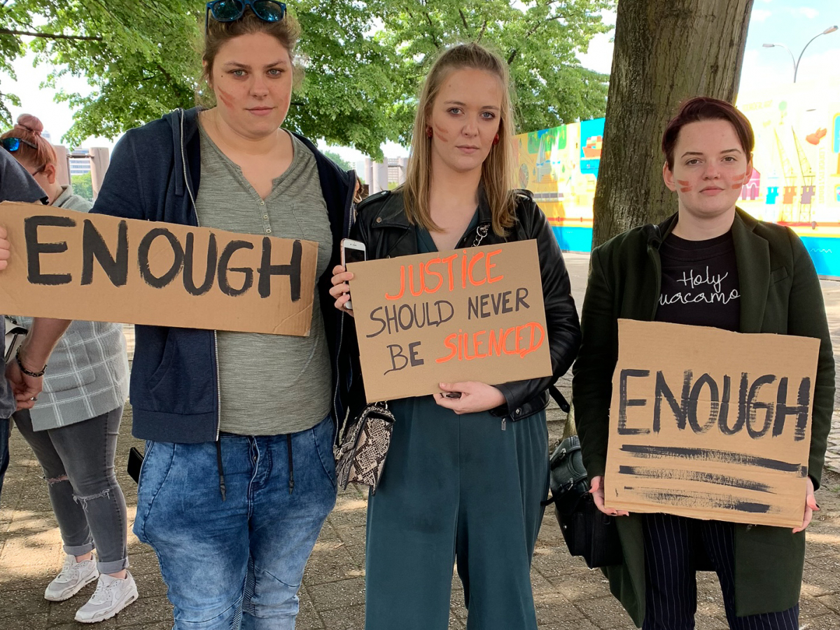 Vrouwen tonen slogans tijdens de mars tegen seksueel geweld in Antwerpen