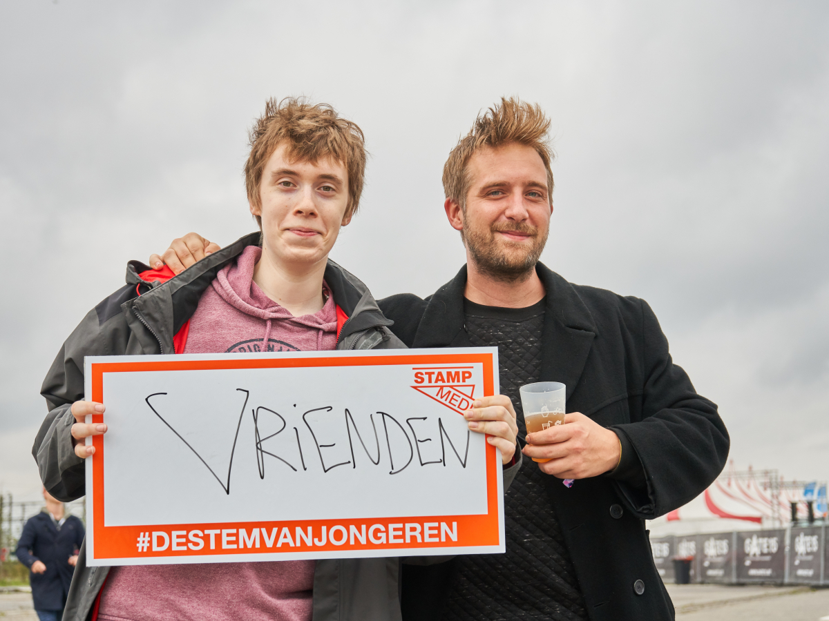 Jongeren met bordje vast met 'vrienden' op