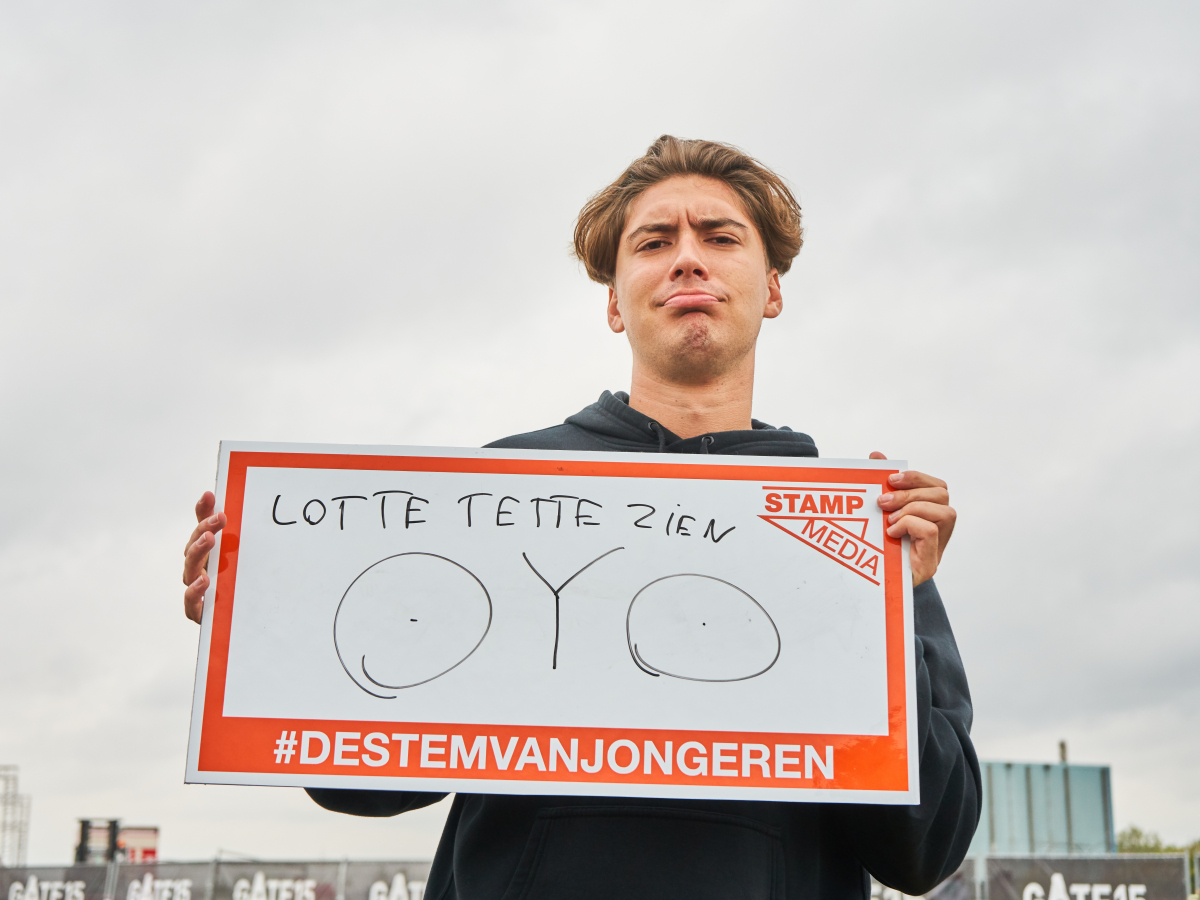 Jongere met bordje vast met 'lotte tette zien' op