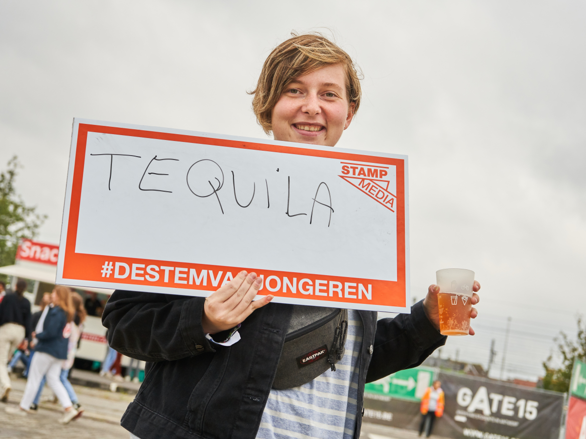 Jongere met bordje vast met 'tequila'