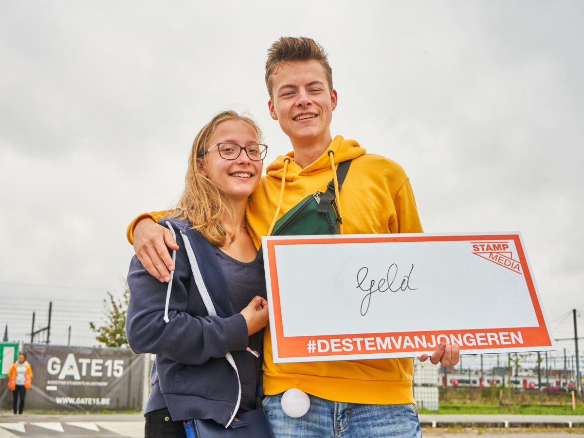 Jongeren met bordje vast met 'geld' op