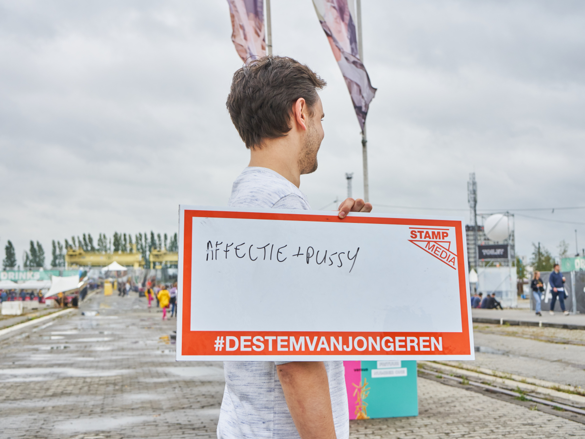 Jongere met bordje vast met 'affectie & pussy' op