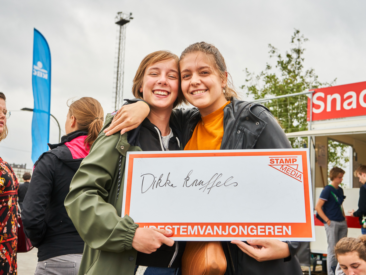 Jongeren met bordje vast met 'dikke knuffels' op