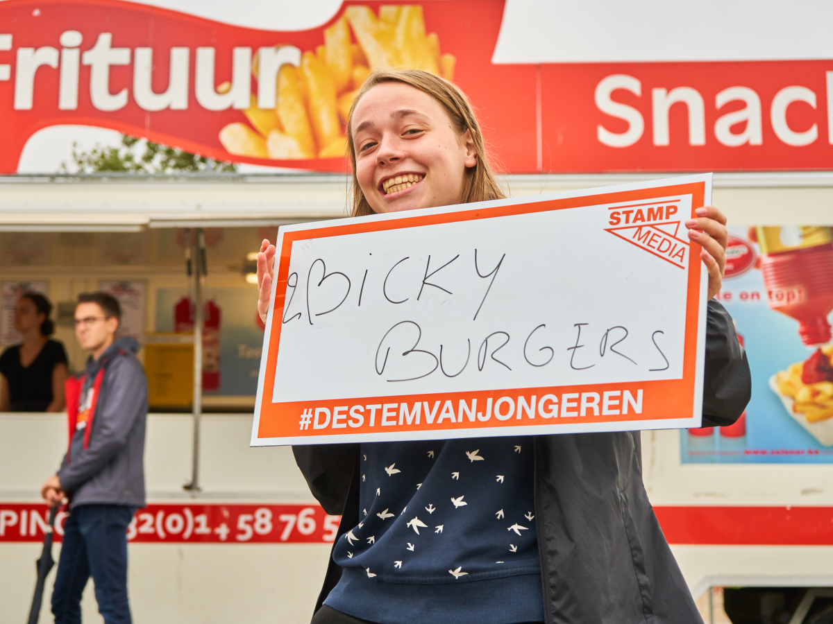 Jongere met bordje vast met 'Bicky burgers' op