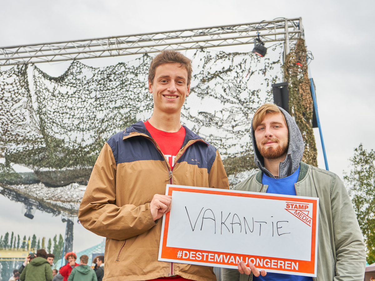 Jongeren met bordje vast met 'vakantie'