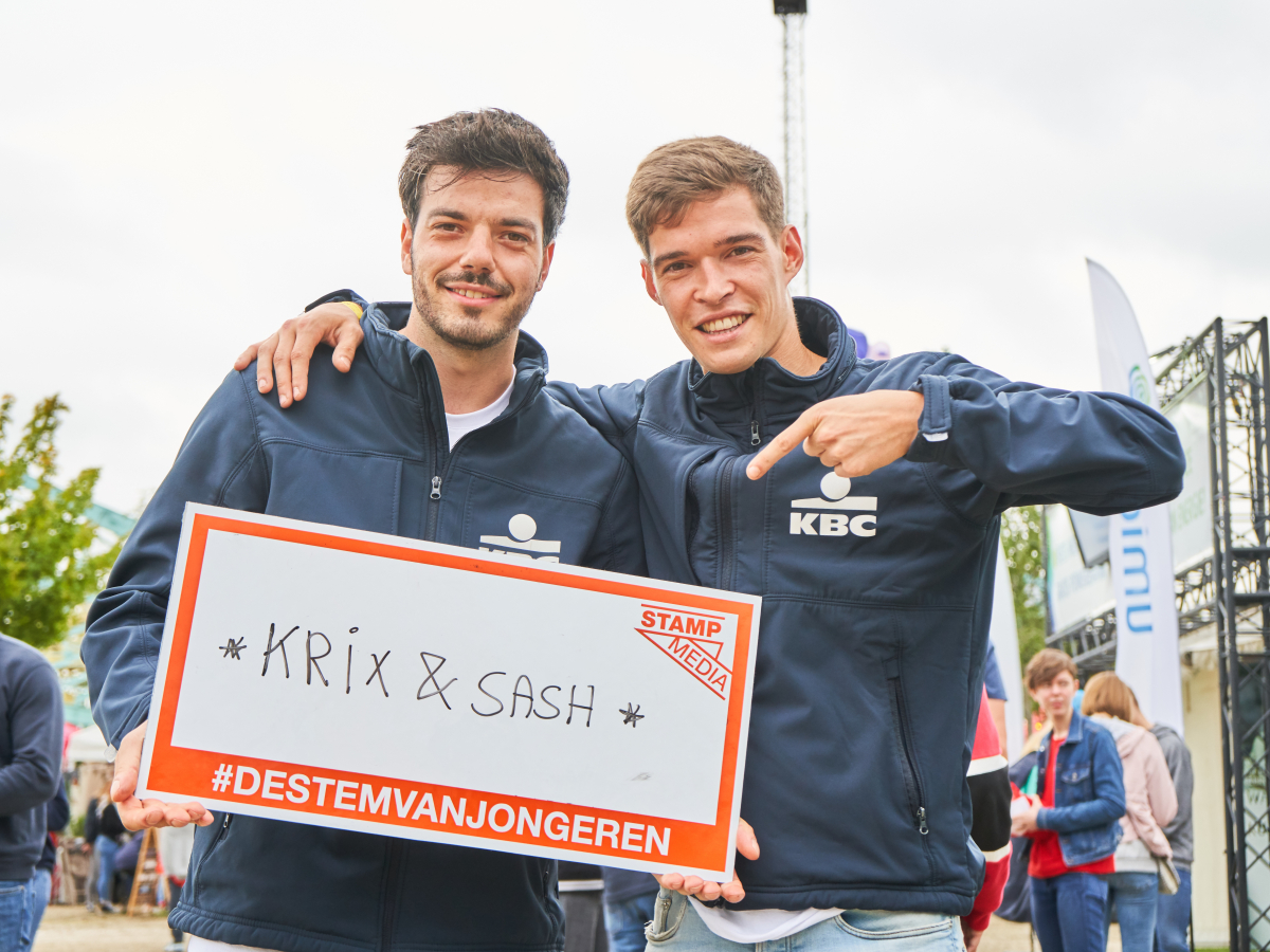 Jongeren met bordje vast met 'Krix & Sash' op