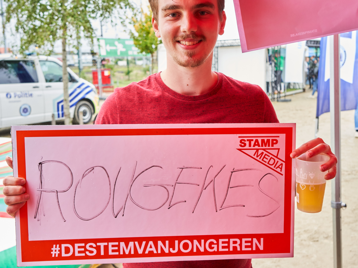 Jongere met bordje vast met 'rougekes' op