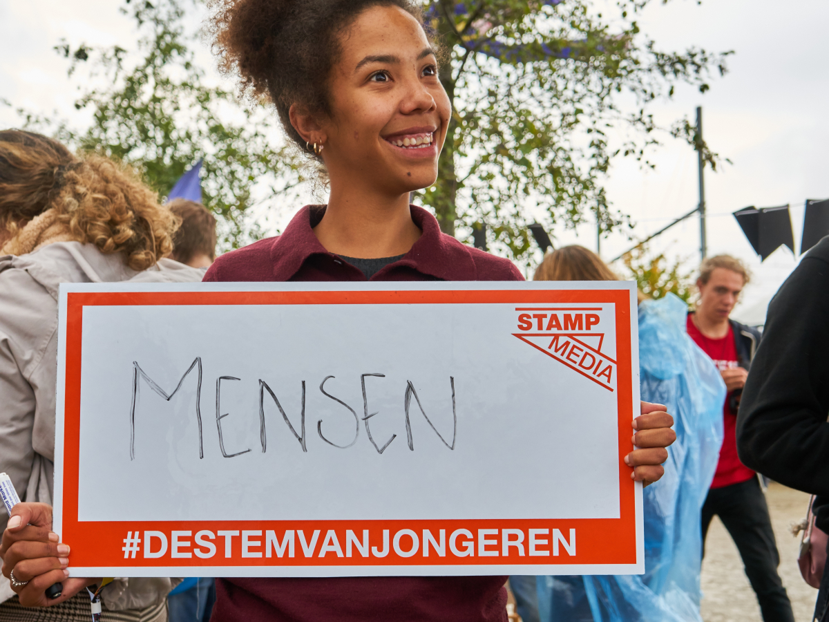 Jongere met bordje vast met 'mensen' op
