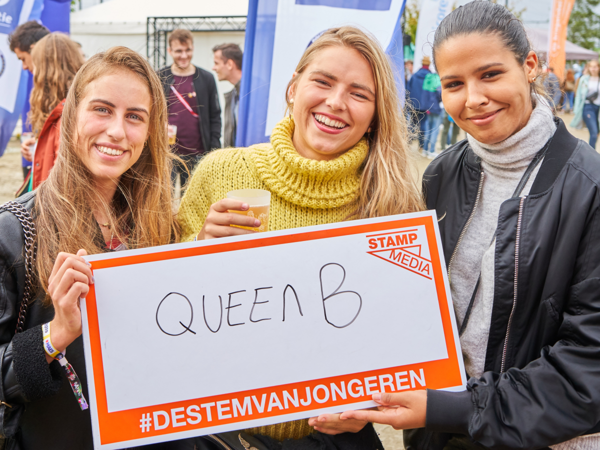 Jongeren met bordje vast met 'Queen B' op