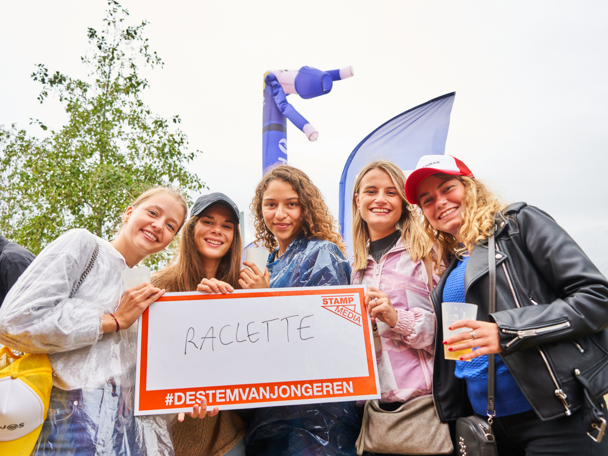Jongeren met bordje vast met 'raclette' op
