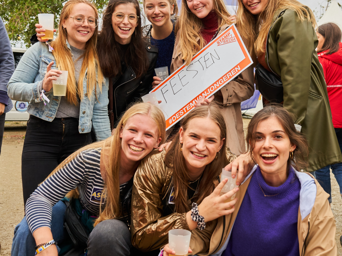 Jongeren met bordje vast met 'feesten'