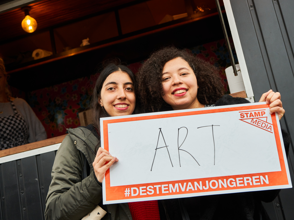 Jongere met bordje vast met 'art'
