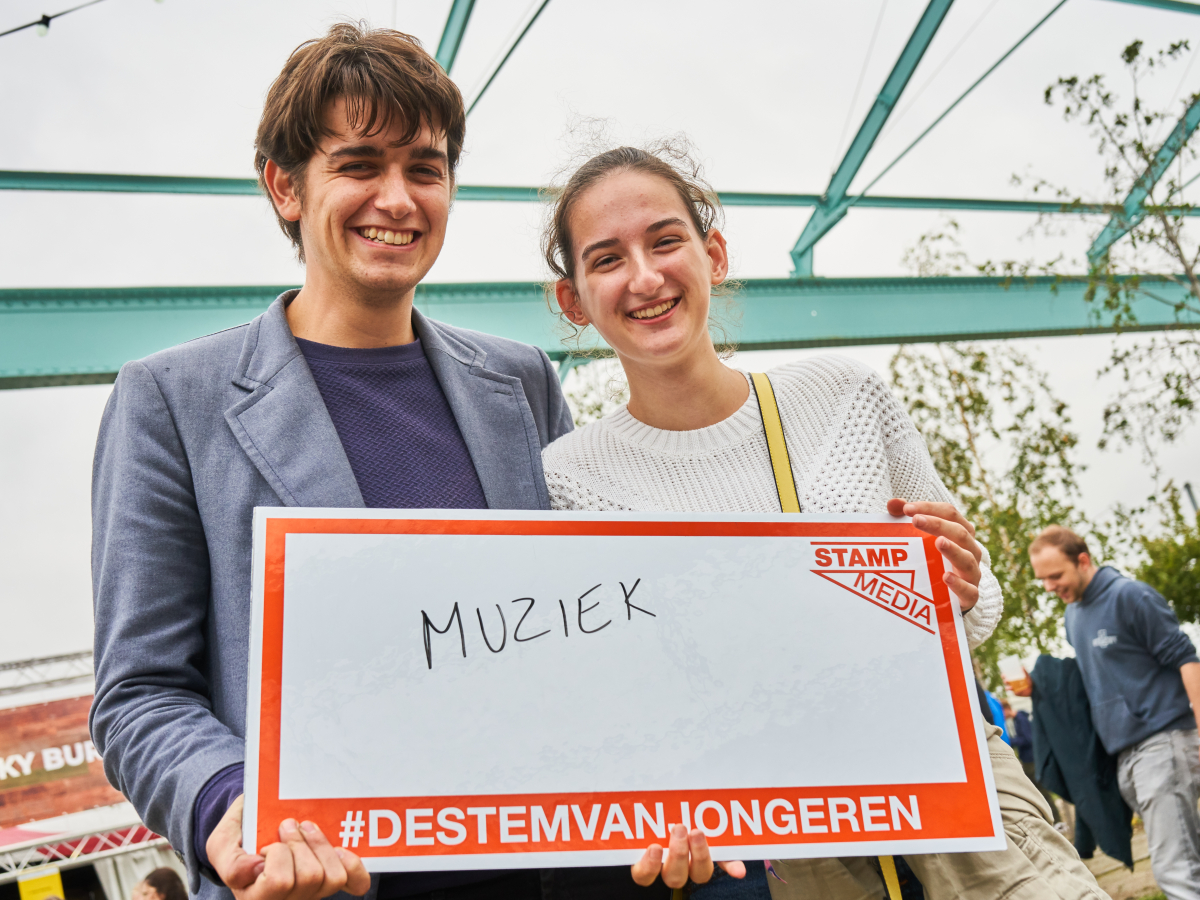 Jongeren met bordje vast met 'muziek' op