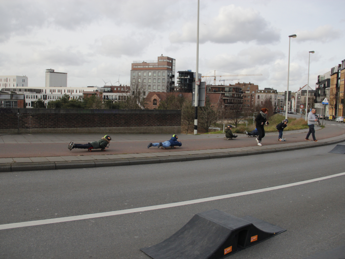 Kinderen die van het viaduct skaten