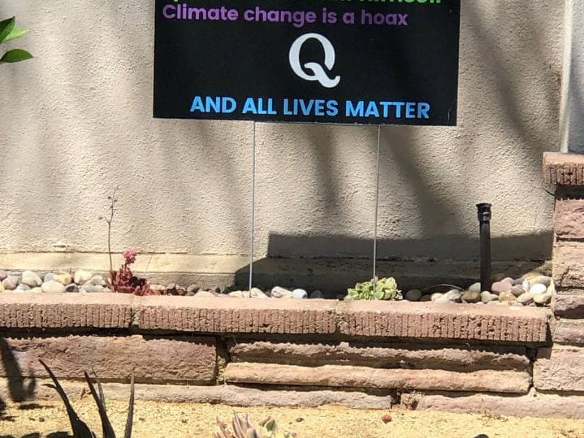Een overzicht van enkele belangrijke QAnon-peilers: Biden heeft de verkiezingen gestolen. Hillary Clinton hoort achter de tralies. Klimaatopwarming is een leugen. De beruchte pedofiel Epstein is vermoord om hem het zwijgen op te leggen.