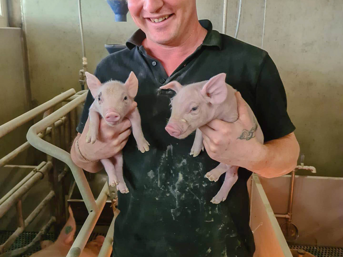 Joeri met twee kleine varkentjes.