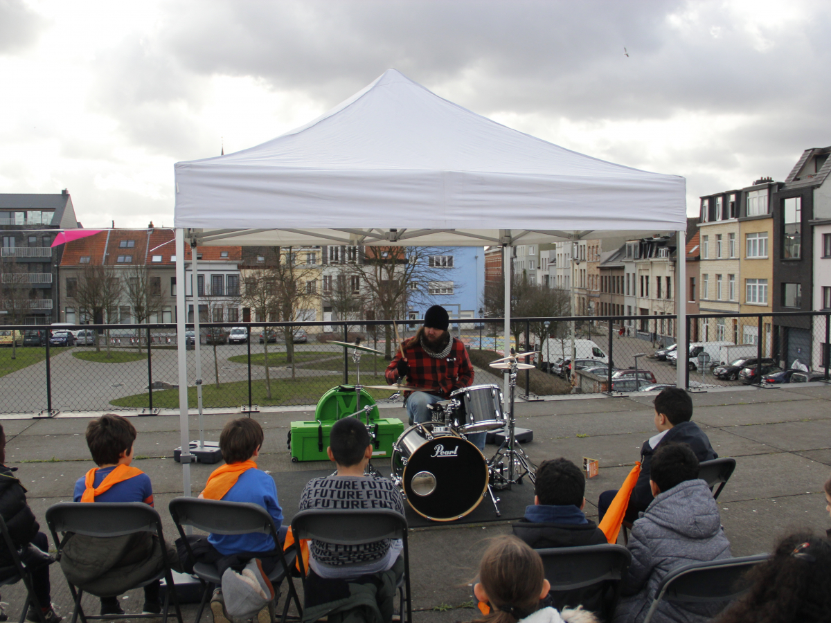 Drumlessen met lokale kinderen