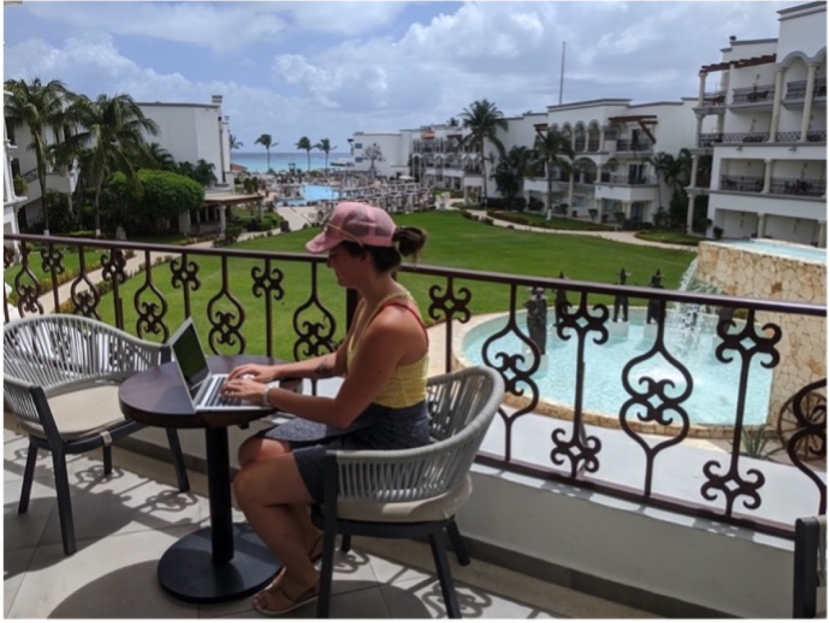 Carolini Lupini aan het werk als digital nomad