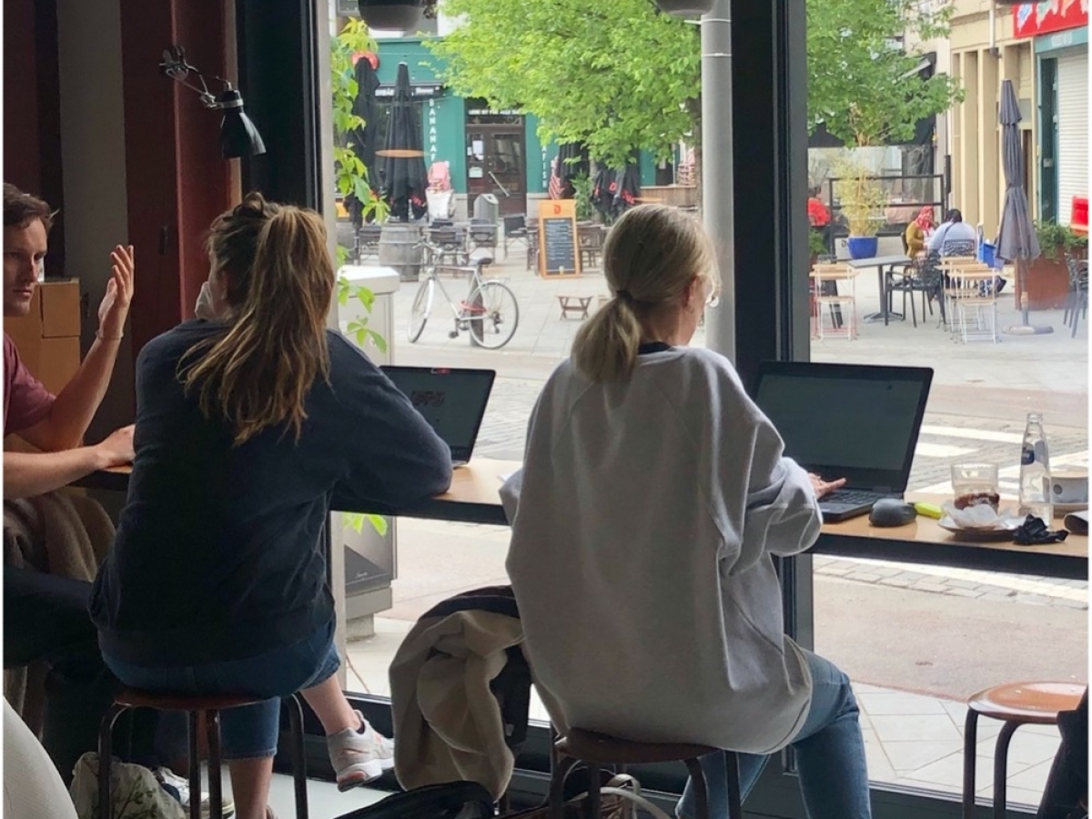 Mensen aan het werk in Kolonel Coffee