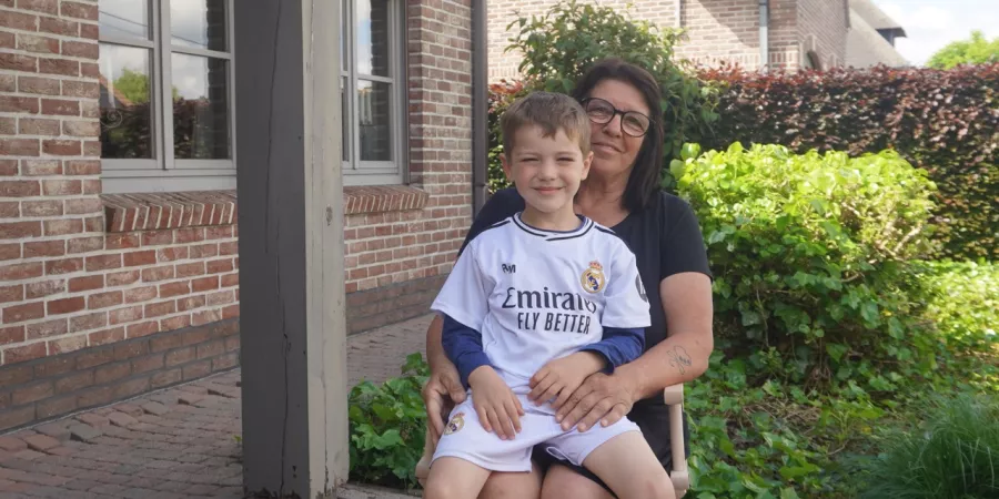 Diane uit Elewijt zet haar Straatvinken-stoel op de oprit van haar huis.